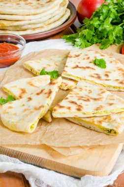 düz ekmek peynir ve taze otlar ile