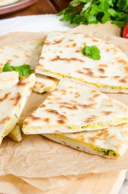 düz ekmek peynir ve taze otlar ile