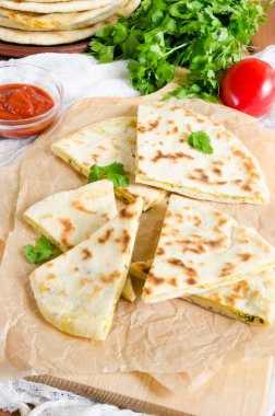 düz ekmek peynir ve taze otlar ile