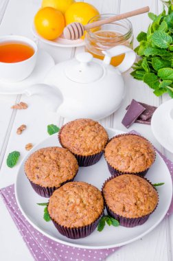 Muffins kabak, ceviz, koyu çikolata ve buğday kepeği