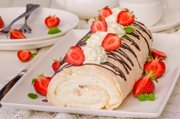 Baiser Rollkuchen Pavlova Mit Sahne Und Erdbeere — Stockfoto