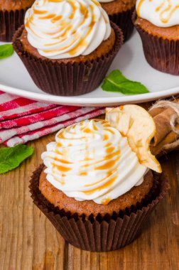 Ceviz ve üstüne tereyağı krema ile havuç kek