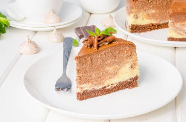 Mermer çikolata kahve cheesecake beze, şekerleme ve çikolata üstte