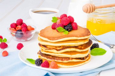 Beyaz bir arka plan üzerinde çilek ile lezzetli Amerikan yığın krep