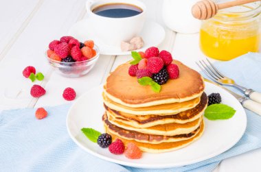 Beyaz bir arka plan üzerinde çilek ile lezzetli Amerikan yığın krep