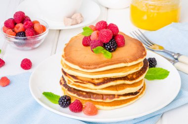 Beyaz bir arka plan üzerinde çilek ile lezzetli Amerikan yığın krep