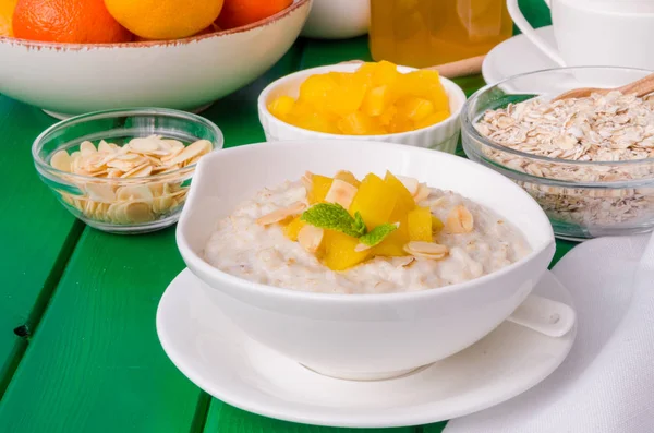 Porridge Farina Avena Con Mango Mandorle Colazione — Foto Stock