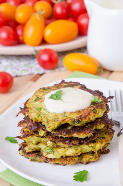 Frittere Delicioase Dovlecei Smântână Farfurie — Fotografie, imagine de stoc