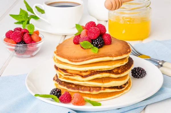 Pilha Deliciosas Panquecas Americanas Com Bagas Fundo Branco — Fotografia de Stock