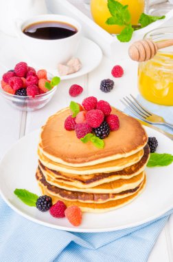 Beyaz bir arka plan üzerinde çilek ile lezzetli Amerikan yığın krep