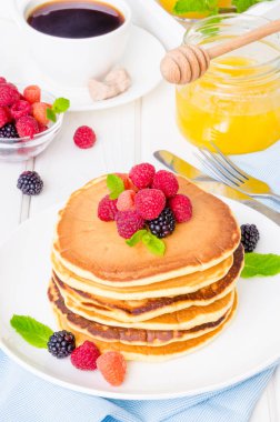 Beyaz bir arka plan üzerinde çilek ile lezzetli Amerikan yığın krep