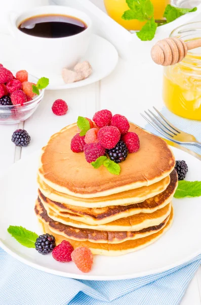 Pila Deliciosos Panqueques Americanos Con Bayas Sobre Fondo Blanco — Foto de Stock