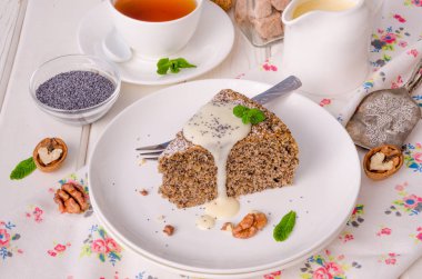 Ceviz ve vanilya krema ile haşhaş pasta