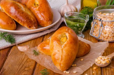 Geleneksel Rus ve Ukraynalı Maya mini pies bezelye ve sarımsak sosu ile