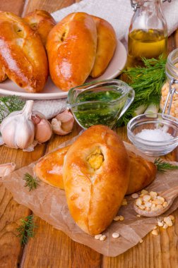 Geleneksel Rus ve Ukraynalı Maya mini pies bezelye ve sarımsak sosu ile