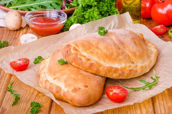 Pizza Calzone Sos Pomidorowy Ser Zioła Grzyby Kiełbaski — Zdjęcie stockowe