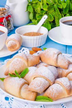 Kuru Kayısı, incir ve bir plaka üzerinde fındık ile mini kruvasan