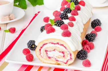 Beyaz bir arka plan üzerinde ahududu reçeli ve tereyağı krema ile vanilya nağmeleme