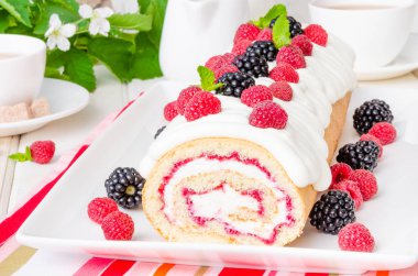 Beyaz bir arka plan üzerinde ahududu reçeli ve tereyağı krema ile vanilya nağmeleme