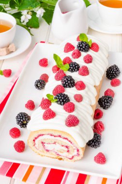 Beyaz bir arka plan üzerinde ahududu reçeli ve tereyağı krema ile vanilya nağmeleme