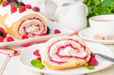 Beyaz bir arka plan üzerinde ahududu reçeli ve tereyağı krema ile vanilya nağmeleme