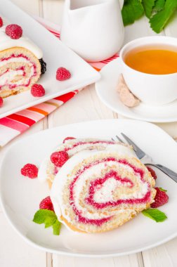 Beyaz bir arka plan üzerinde ahududu reçeli ve tereyağı krema ile vanilya nağmeleme