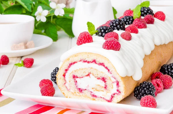 Beyaz bir arka plan üzerinde ahududu reçeli ve tereyağı krema ile vanilya nağmeleme