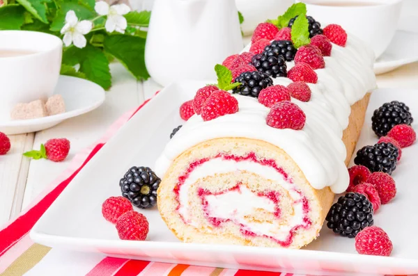 Roulade Vainilla Con Mermelada Frambuesa Crema Mantequilla Sobre Fondo Blanco —  Fotos de Stock