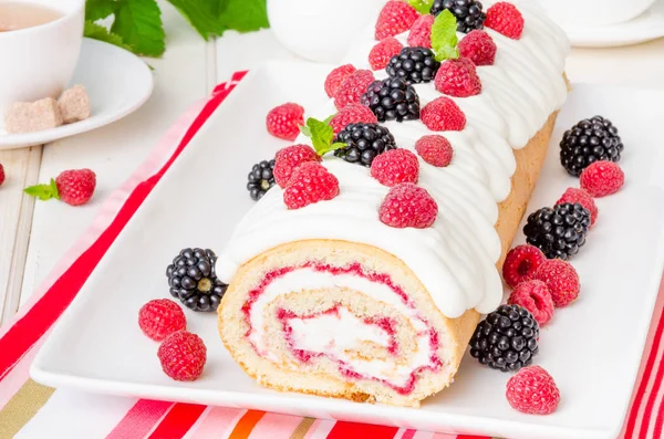 Involtino Alla Vaniglia Con Marmellata Lamponi Crema Burro Sfondo Bianco — Foto Stock