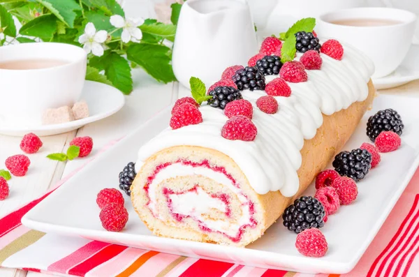 Roulade Vainilla Con Mermelada Frambuesa Crema Mantequilla Sobre Fondo Blanco —  Fotos de Stock