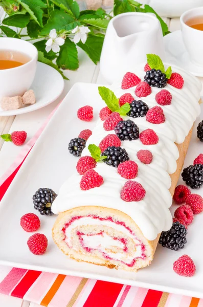 Beyaz bir arka plan üzerinde ahududu reçeli ve tereyağı krema ile vanilya nağmeleme