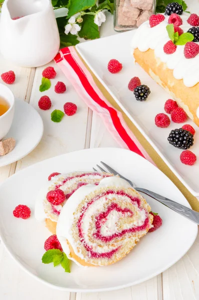 Roulade Vanille Avec Confiture Framboises Crème Beurre Sur Fond Blanc — Photo