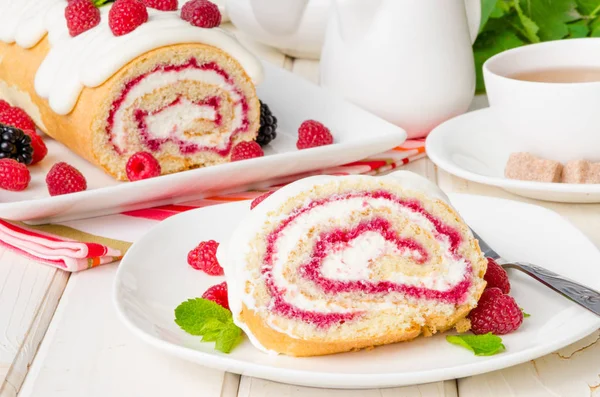 Beyaz bir arka plan üzerinde ahududu reçeli ve tereyağı krema ile vanilya nağmeleme