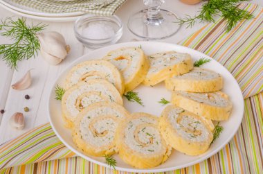 Peynir, sarımsak ve otlar ile omlet rulo
