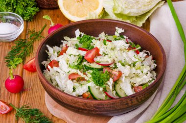 Taze sebzeler, otlar, limon suyu ve zeytinyağı ile sağlıklı salata