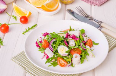 Roka, kalamar, cherry domates, soğan ve bıldırcın salatası yumurta