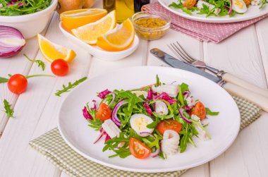 Roka, kalamar, cherry domates, soğan ve bıldırcın salatası yumurta