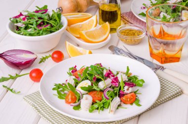 Roka, kalamar, cherry domates, soğan ve bıldırcın salatası yumurta