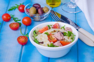 Ton balığı, zeytin, cherry domates ve roka ile makarna salatası