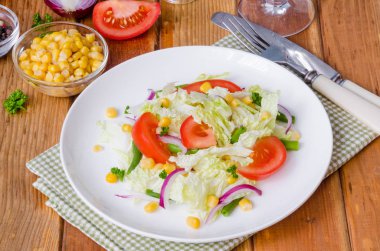 Çince lahana, domates, Mısır, taze fasulye ve soğan salatası. Sağlıklı yemek.