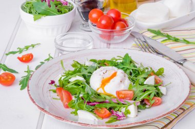 Taze roka, mozzarella, domates ve haşlanmış yumurta salatası