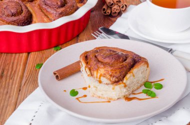 Cinnabon. Tarçın ve karamel sos ile Maya buns.