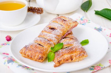 Puf böreği kiraz ile gelen Pies