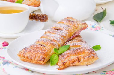 Puf böreği kiraz ile gelen Pies