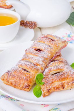 Puf böreği kiraz ile gelen Pies