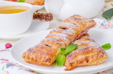 Puf böreği kiraz ile gelen Pies