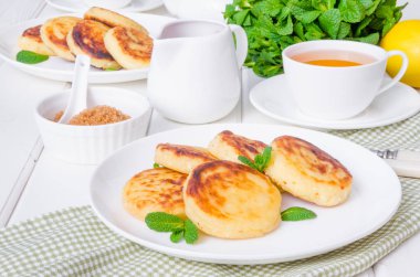 Tatlı süzme peynir krep ve frambuaz sos