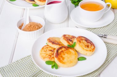 Tatlı süzme peynir krep ve frambuaz sos