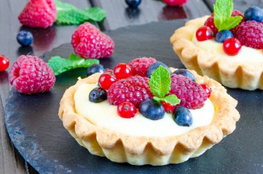 tartlets muhallebi ve çilek ile
