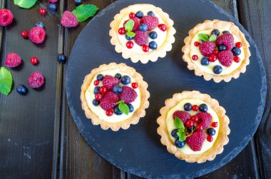 tartlets muhallebi ve çilek ile